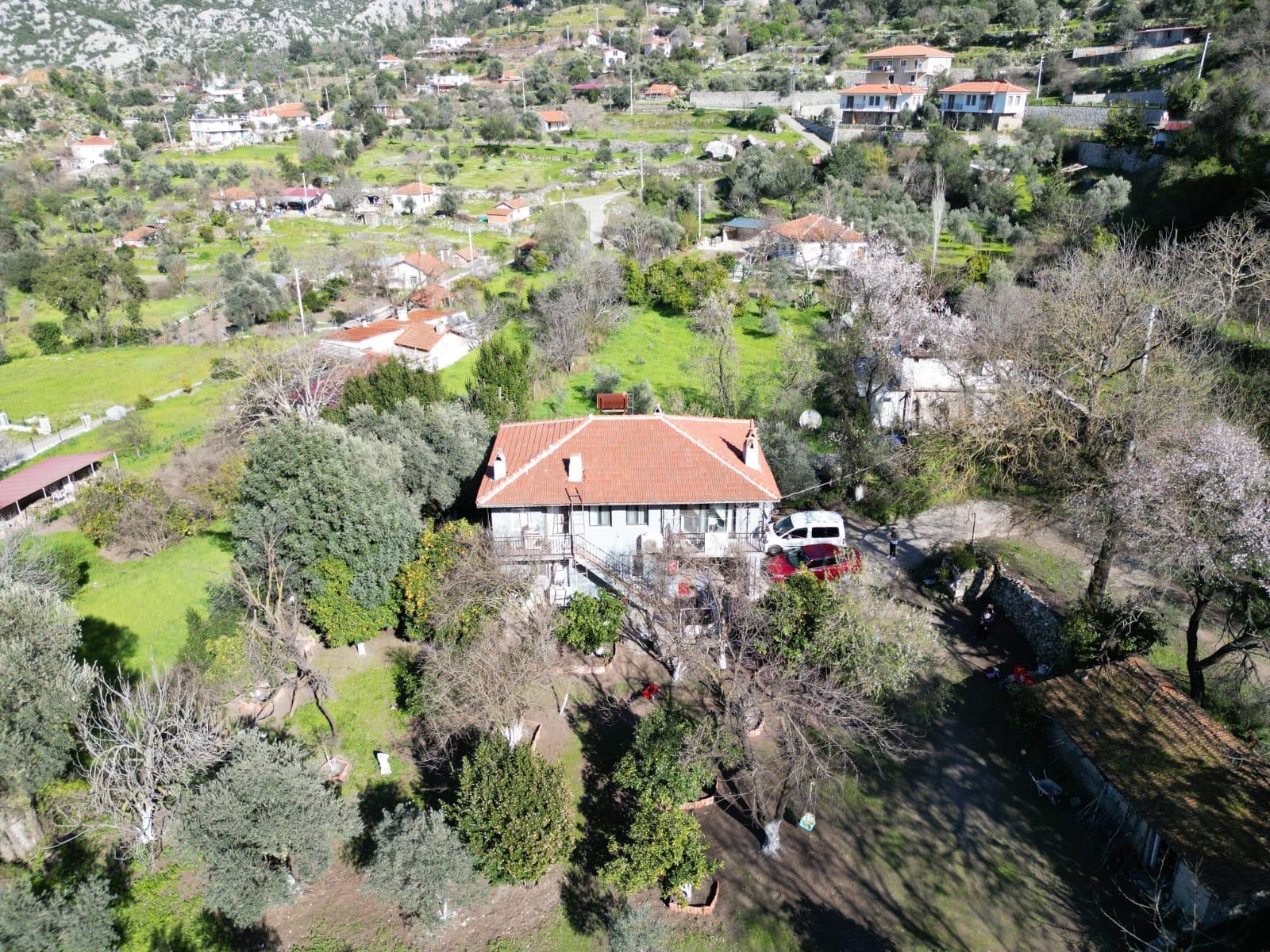 SATILIK 1.847 M2 ARSA VE İÇİNDE BİNA